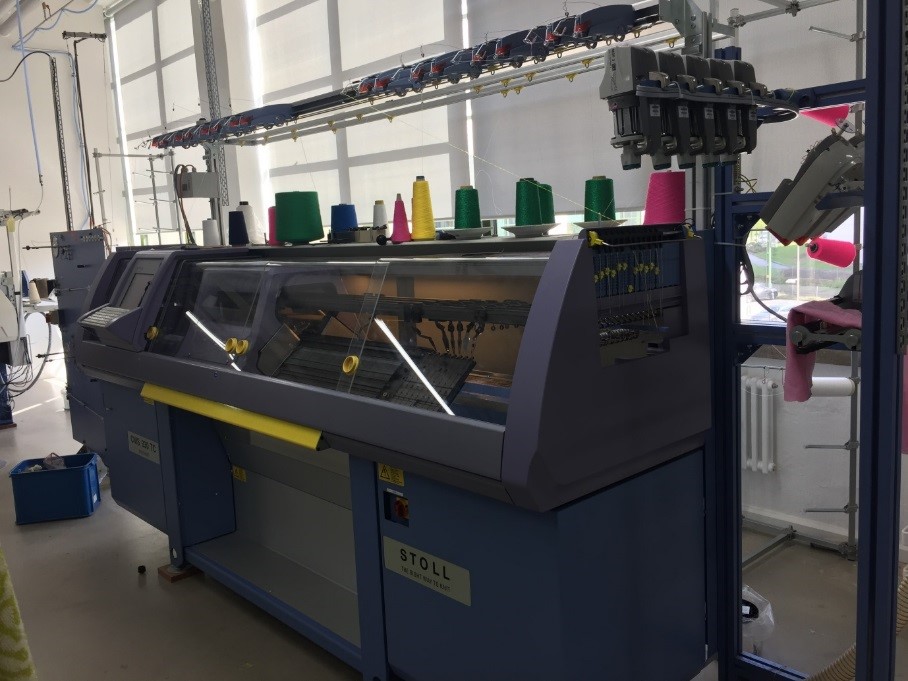 Flat knitting machine