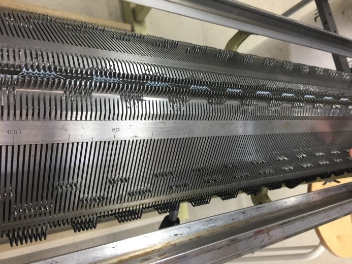Flat weaving machine
