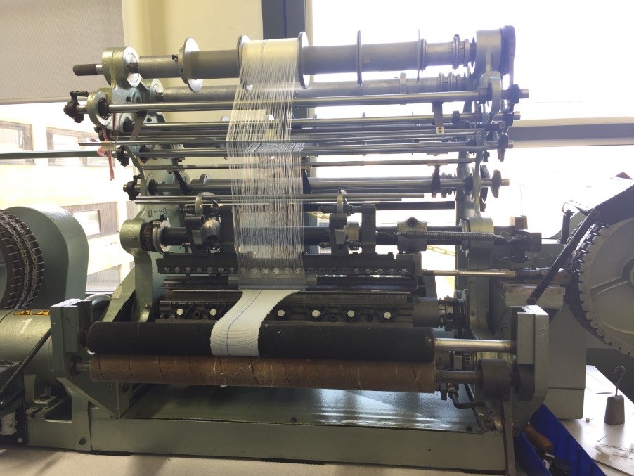 Warp knitting machine