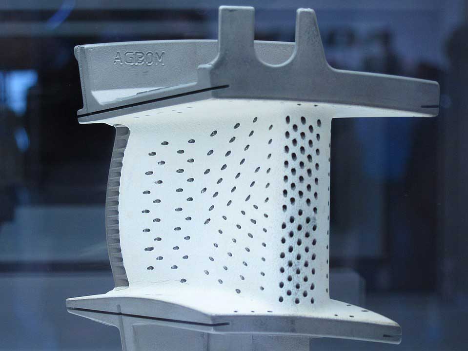turbine blade with holes for heat dissipation