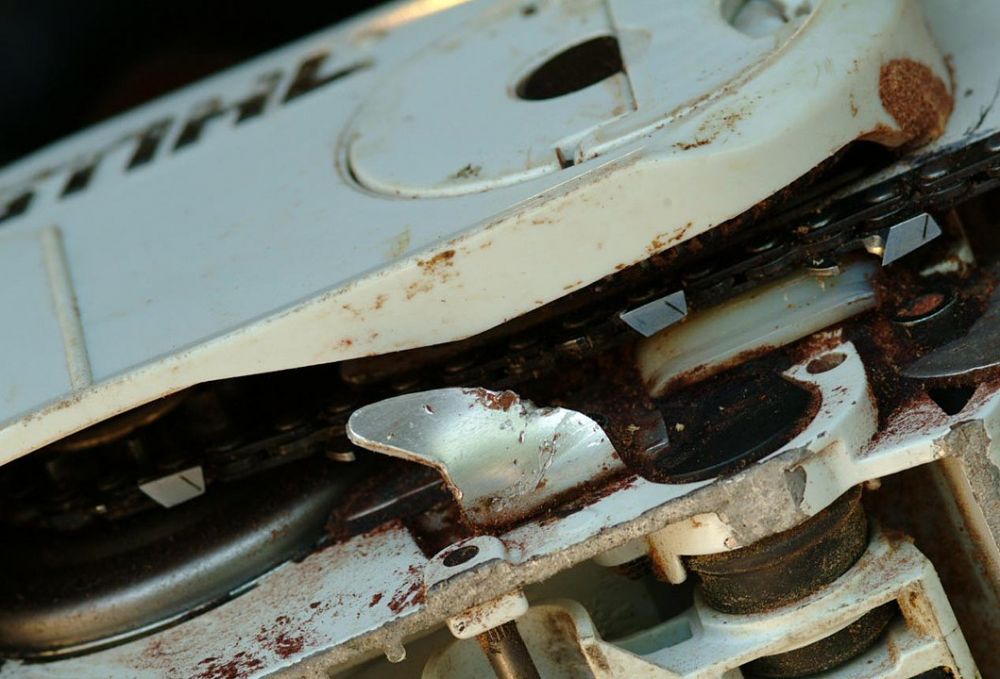 chainsaw chain catcher - active safety device